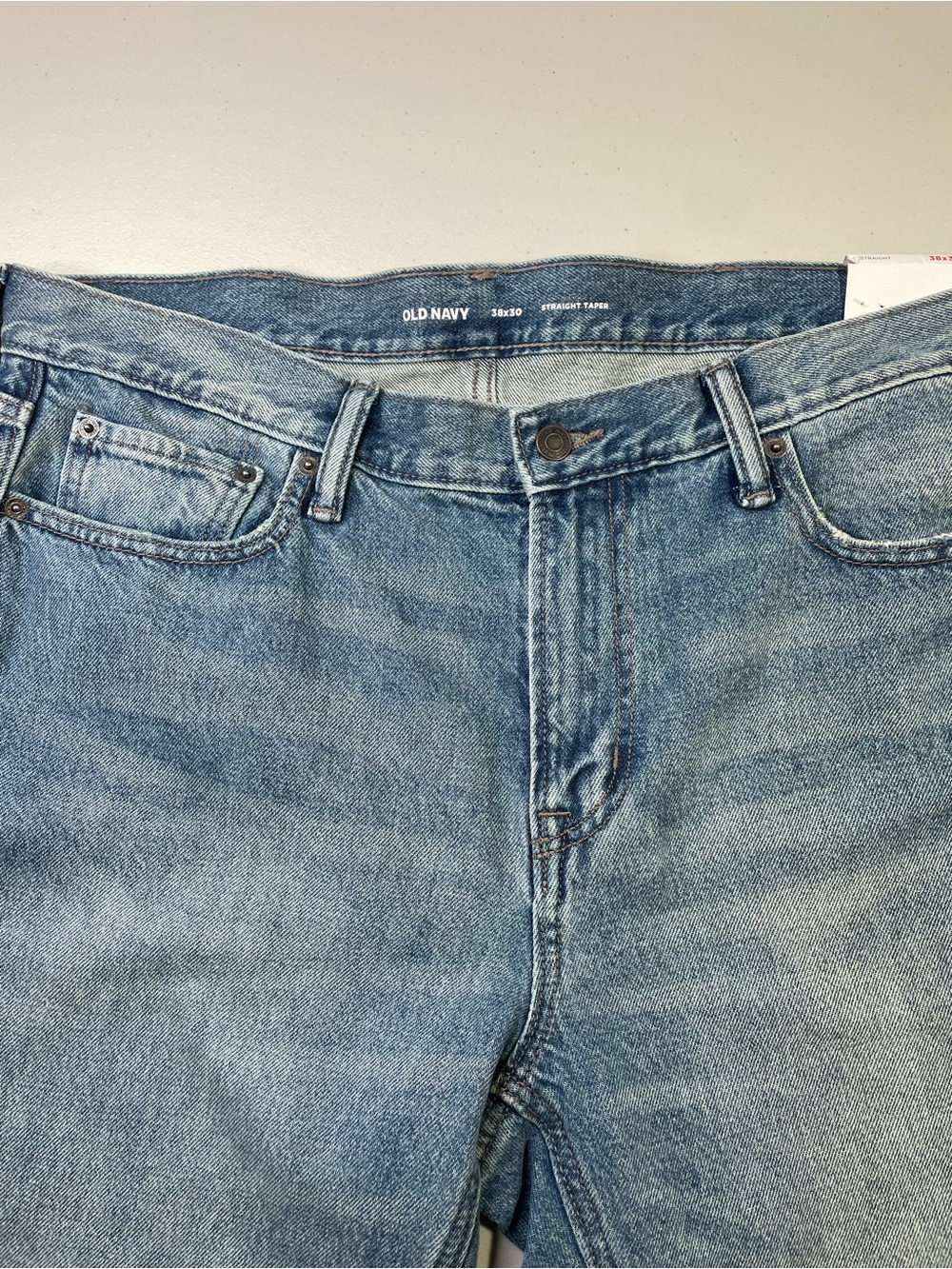 NWT Men’s Old Navy 38 x
30 Straight Taper 5 Pocket Medium Wash jeans - Picture 3 of 8